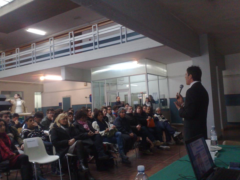 Giancarlo Fornei, mentre parla alla platea, durante la conferenza all'Itis Galilei di Avenza Carrara - 19 dicembre 2013
