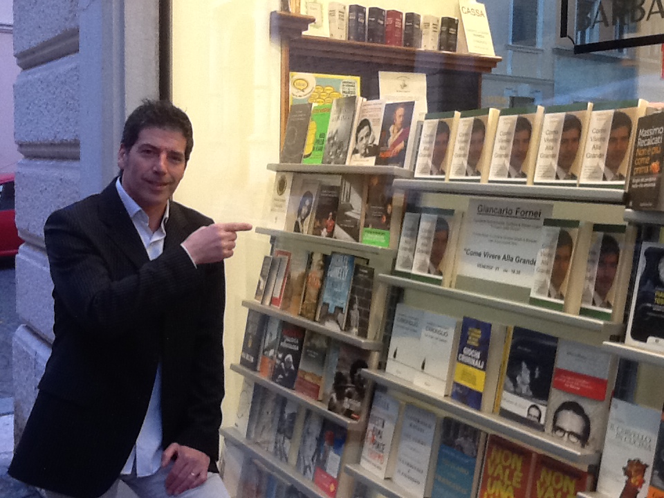 Giancarlo Fornei, davanti alla vetrina della libreria Grosso Ghelfi & Barbato di Verona, mostra il suo ultimo libro in bella vista - Verona 21 marzo 20