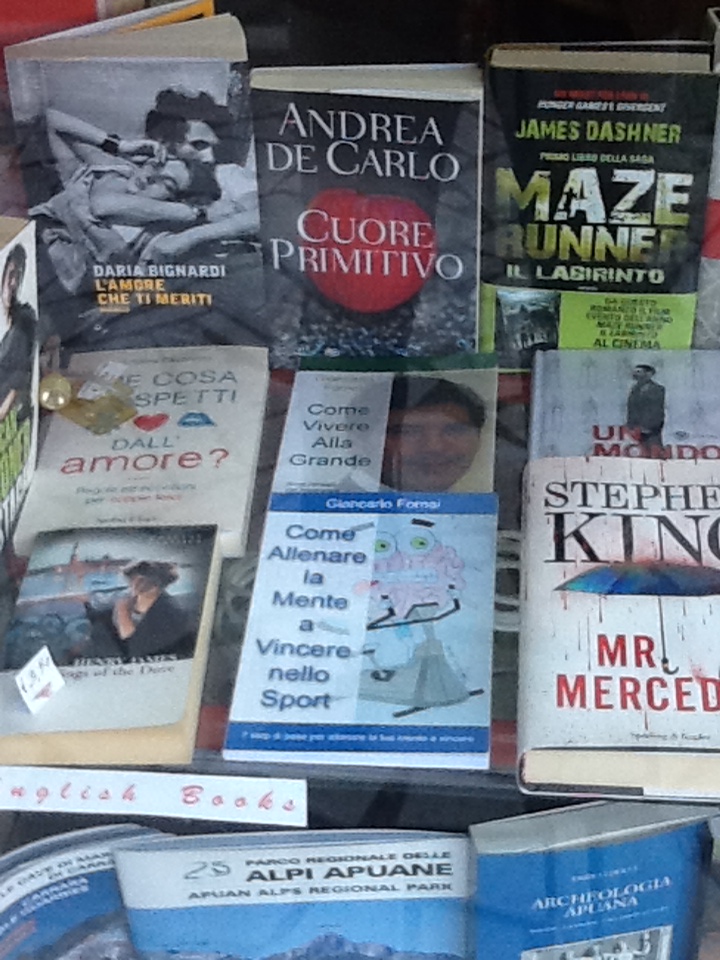 I libri del coach motivazionale Giancarlo Fornei esposti, insieme, nella vetrina della libreria Pianeta Fantasia (Carrara)