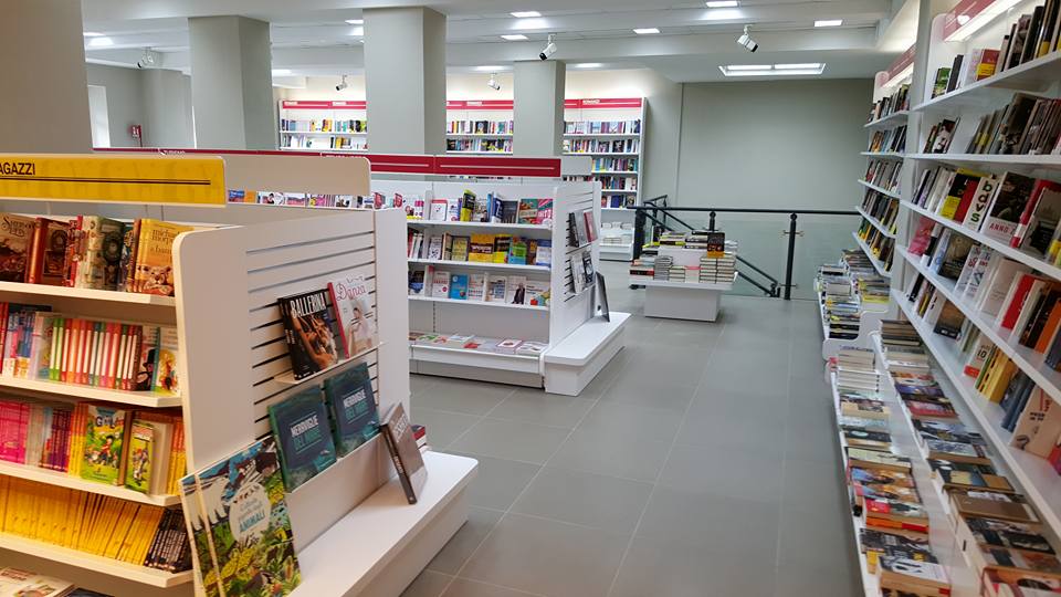 bookstore Mondadori Massa