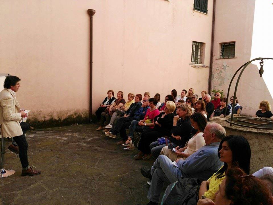 Il coach motivazionale Giancarlo Fornei inizia la sua conferenza al Mondadori Bookstore Sarzana (21 maggio 2016)